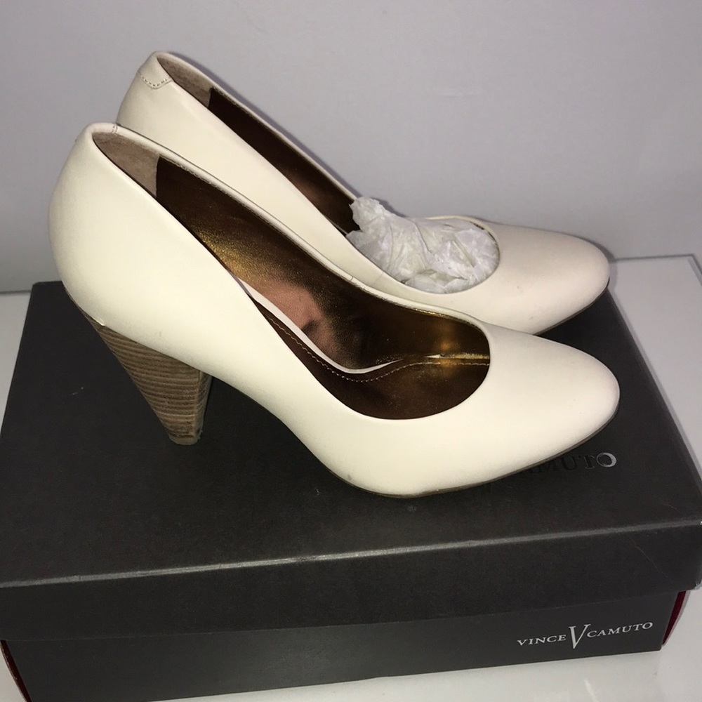 VINCE CAMUTO “Saran” heel